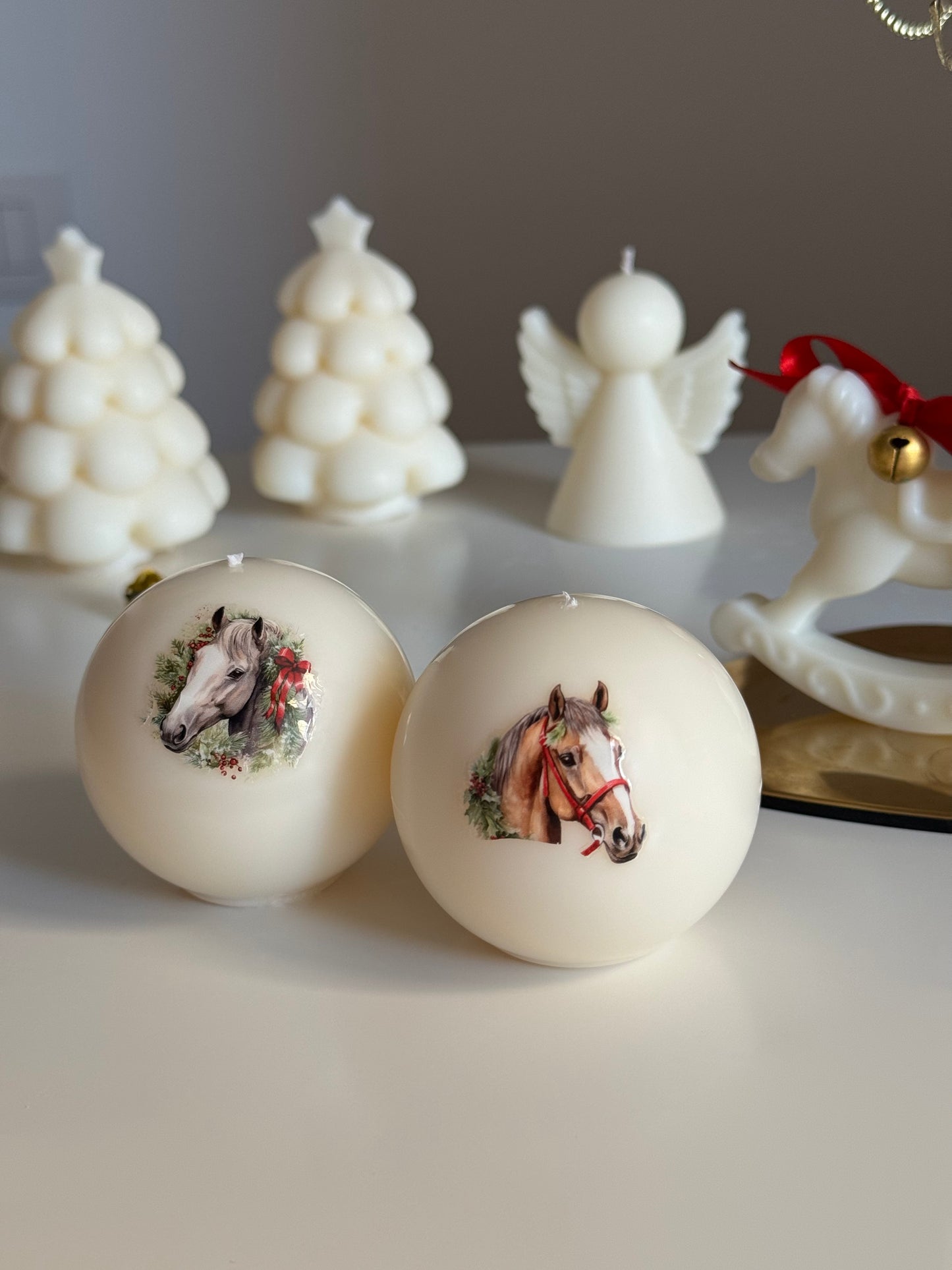 Candela a pallina con cavallino (simbolo del 2026)